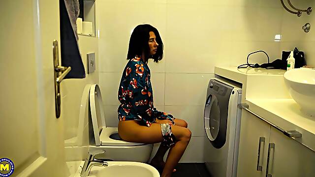 Slim chick Eve Black spreads her legs and takes it in her shaved pussy