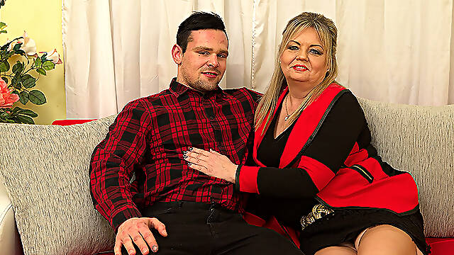 Hairy Mature Bbw Fooling Around With Her Toy Boy - MatureNL