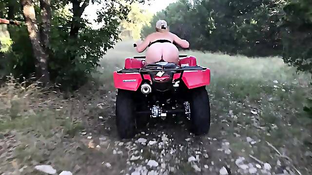 Stacked mature blonde fingers her squirting cunt in the park