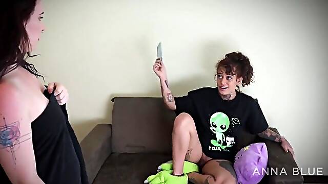 Catfight : Alien T-shirt Girl Vs Towel Hottie Girl