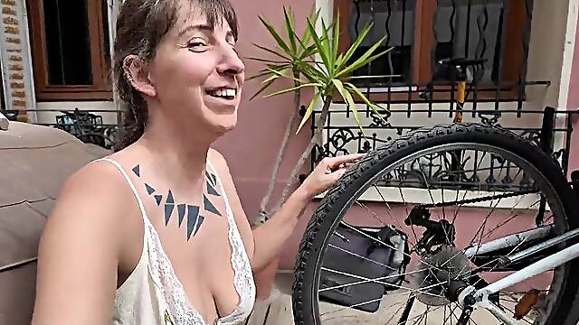 I fix Reas bike and we bang on the stairs of the building