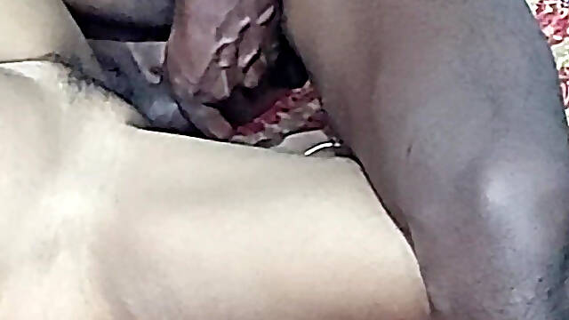 Astaniy desi bhabi apne boyfered ke sat apne rum ke andar apne boyfered ko bula kar