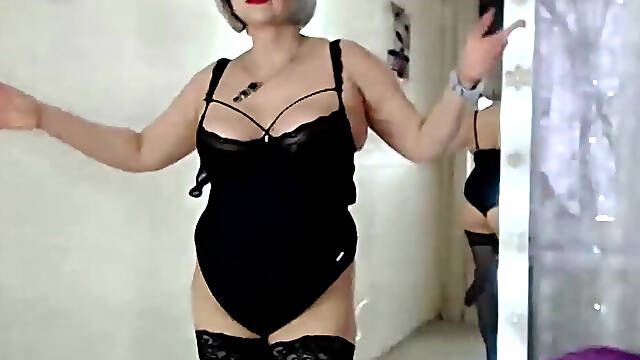 An invigorating morning dance from a mature Russian webcam stepmom .!. ))